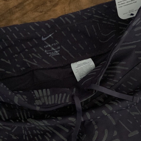 Nike Black and White Patterned Leggings - Picture 7 of 16